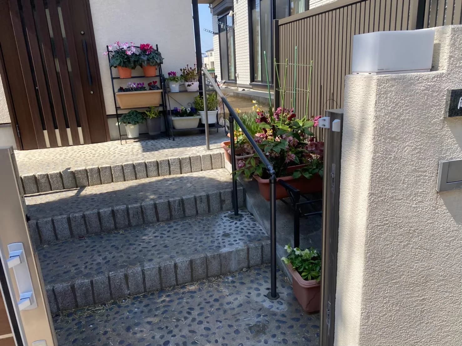 門柱と洗い出し仕上げの階段・手すりのあるアプローチ